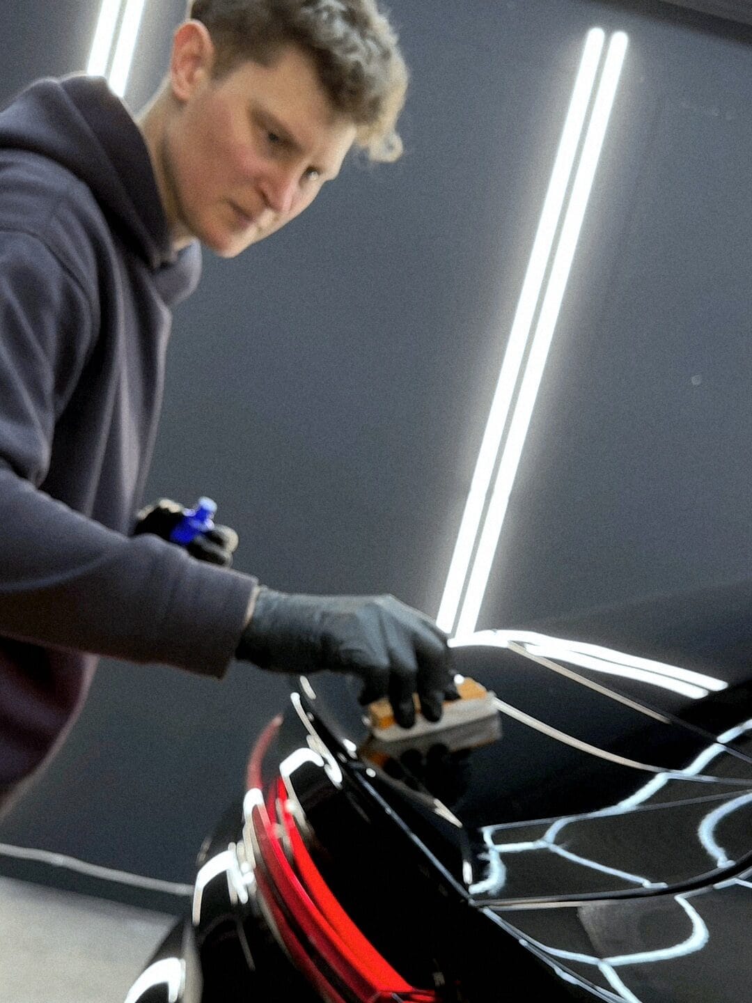 Aplikacja powłoki ceramicznej na Porsche Cayenne w DazzleDrive Gdańsk — autentyczna praca rzemieślnika.